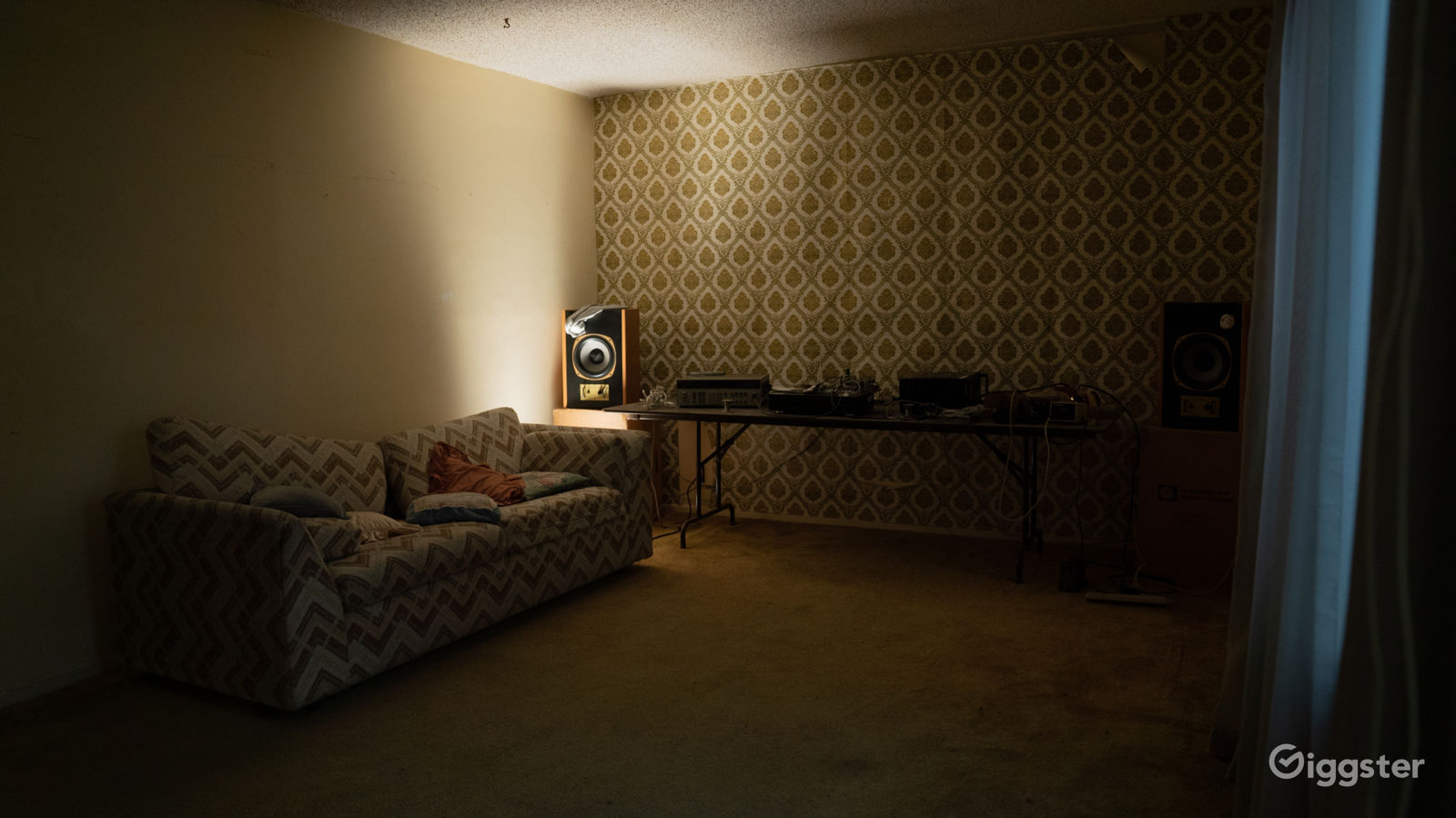 abandoned-vintage-apartment-1970s-01