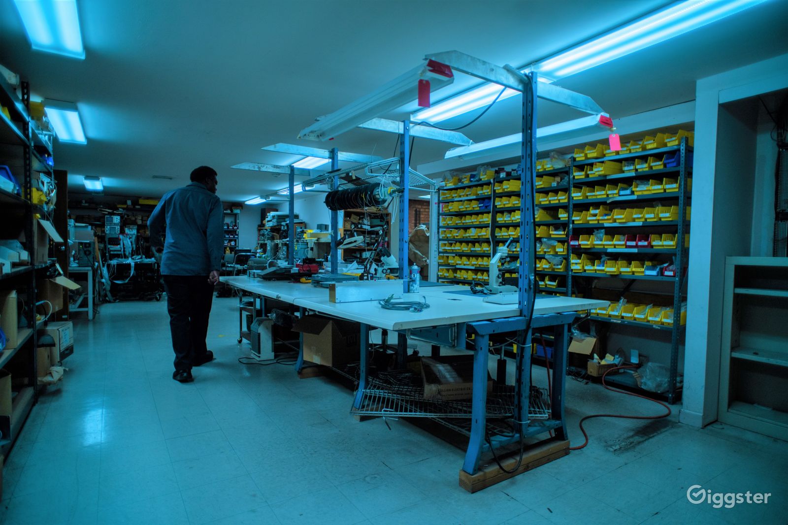 retro-1990s-electronics-lab-01